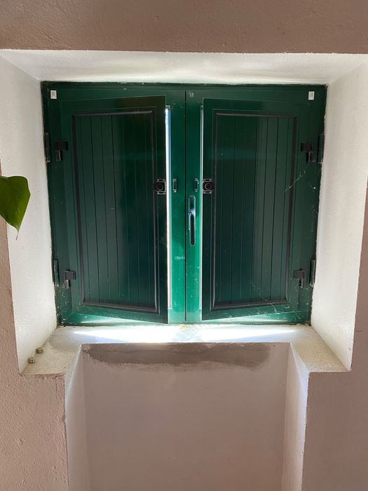3 Janelas de alumínio em verde! 90 cm altura, 100 cm largura.