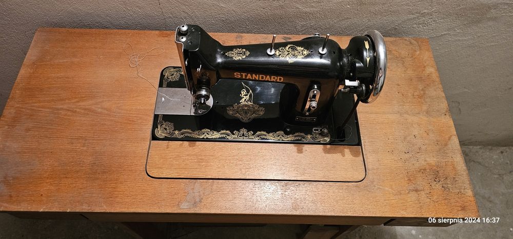 Maszyna do szycia z zabudową, produkcja Zakłady Metalowe Radom