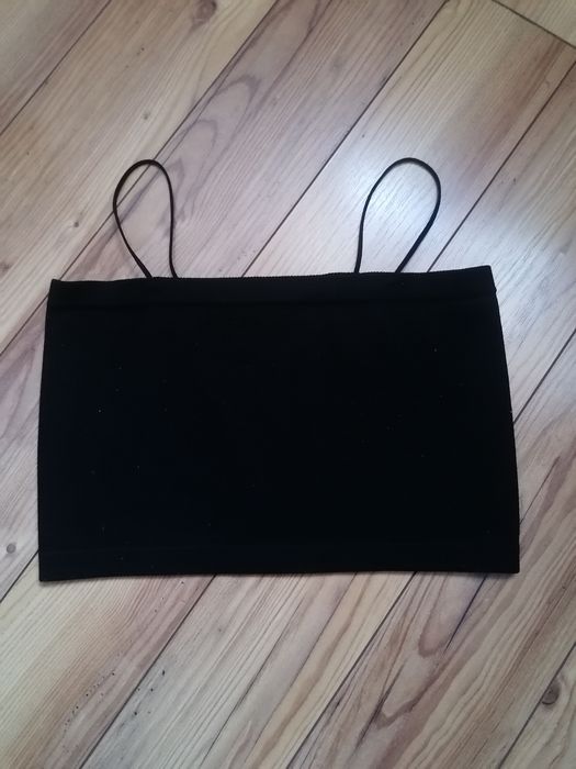 czarny top na ramiączkach