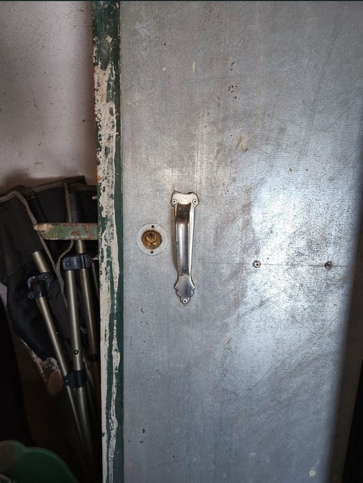 Porta galvanizada numa aldeia do Alandroal, freguesia de Terena.