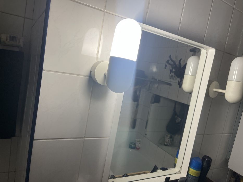 Lustro łazienkowe z kinkietami