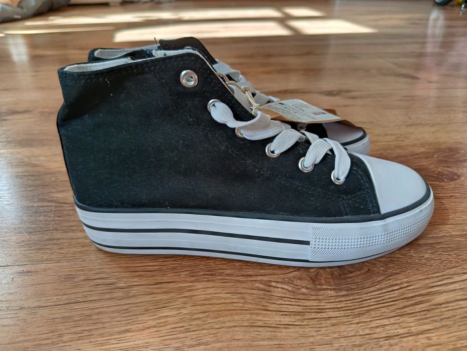 Buty na wysokiej podeszwie