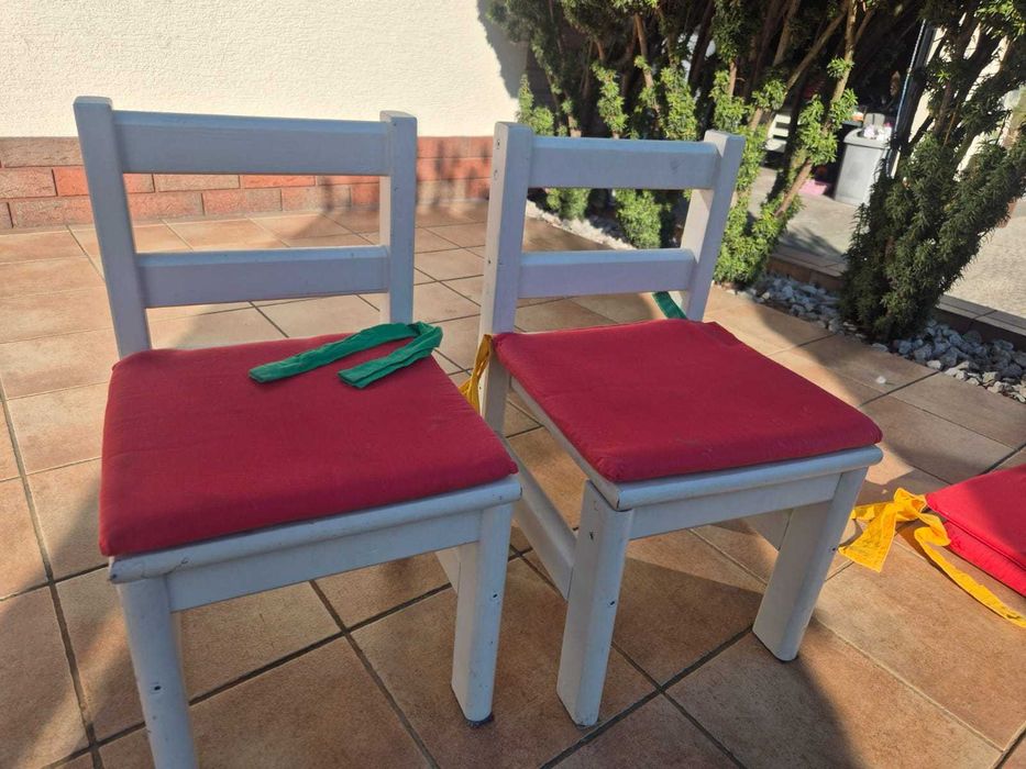 Dwa krzesłka dla dzieci