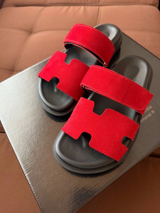Шльопанці під HERMES