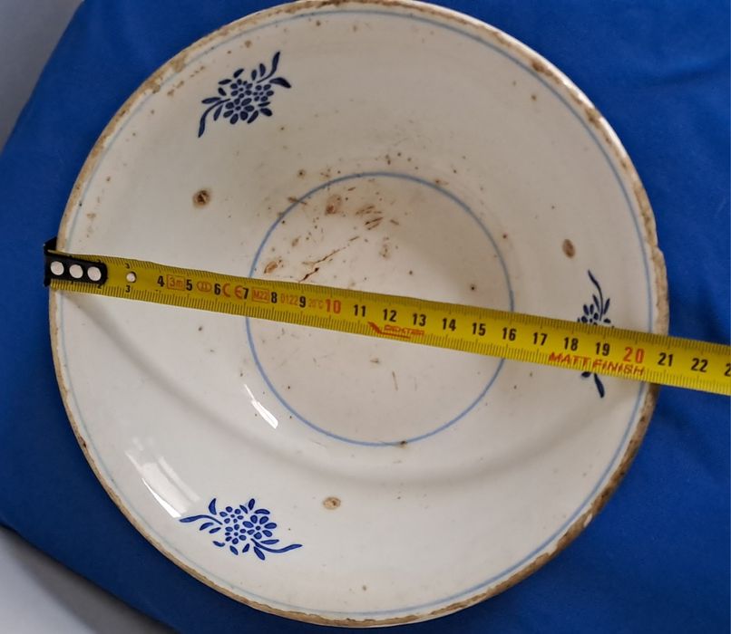 Saladeira muito antiga em faianca portuguesa