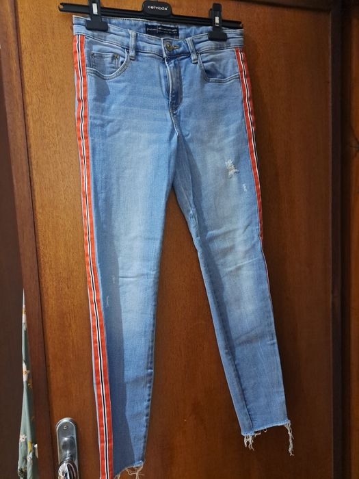 Calças ganga com risca