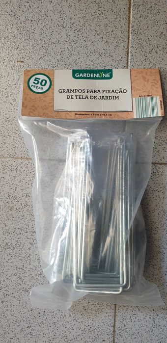 Tecido subterrâneo e grampos fixação tela