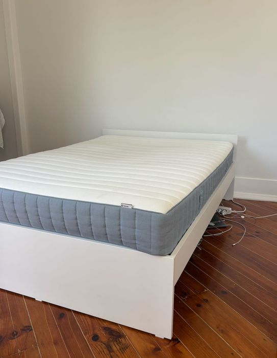 Cama incluída com colchão.