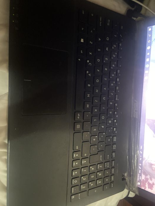 Computador muito bom perfeito pra jogar e trabalhar só está meio solto