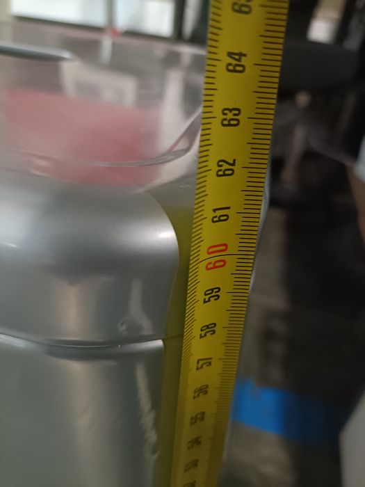 Banco alto de metal cinza