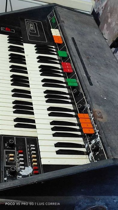 Teclado elétrico antigo