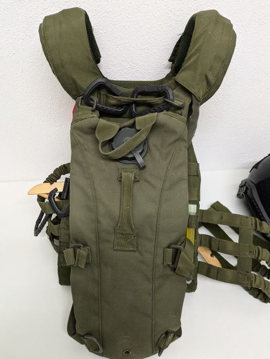 Colete+ cantil + bolsa frontal + capacete