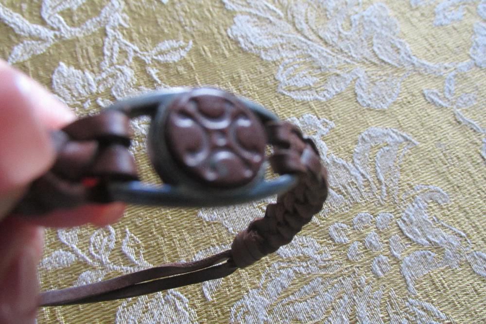 Pulseira étnica de cabedal