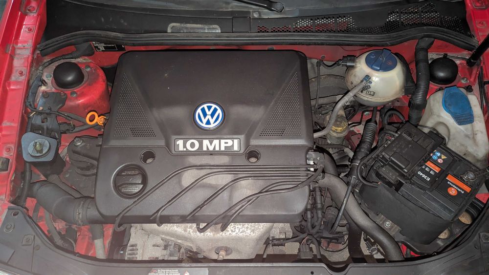 Estou vendendo um carro Polo de 2000.