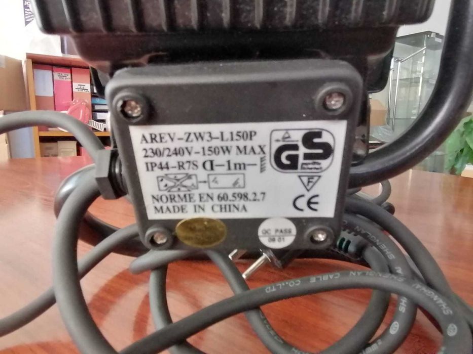 2 holofotes de halogénio 150w a funcionar