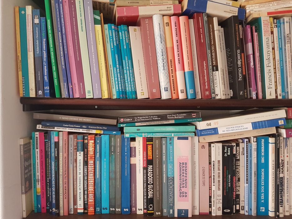 Colecção cerca 200 livros Administração Pública.  Economia. Regionaliz