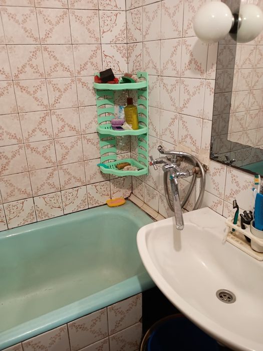 Здається   1 кімната в 3 кімнатній з власником