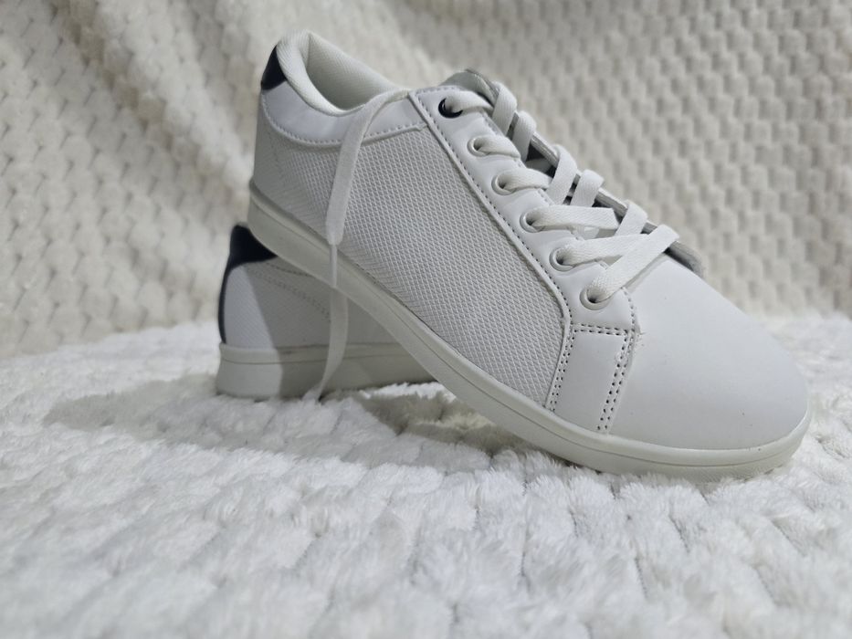 Sneakersy białe.