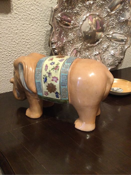 Elefantes em porcelana antiga
