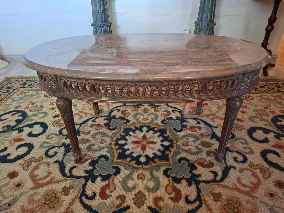Mesa de centro oval - Madeira talhada com tampo em mármore rosa