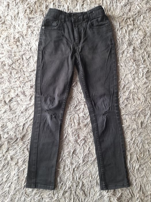 Czarne rurki z przetarciami