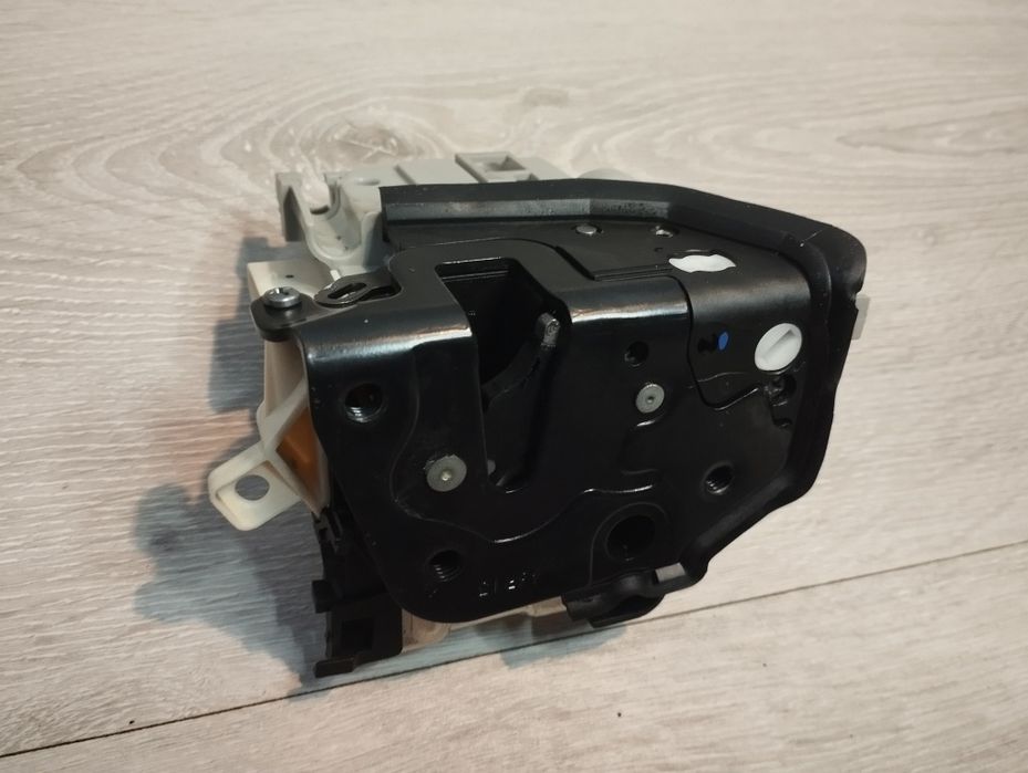 Zamek drzwi PRAWY PRZÓD AUDI ] 22ovoko