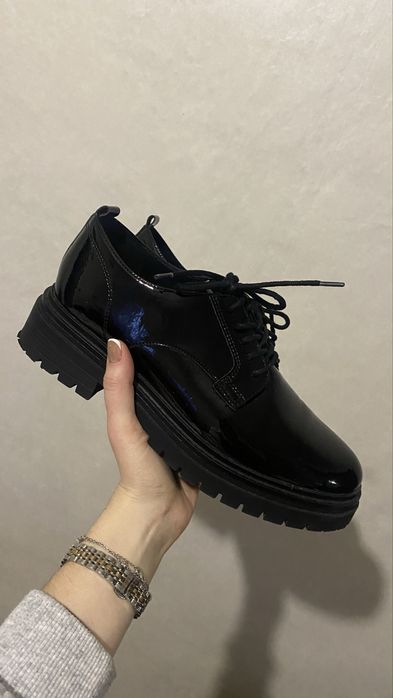 Чорні лаковані туфлі-оксфорди