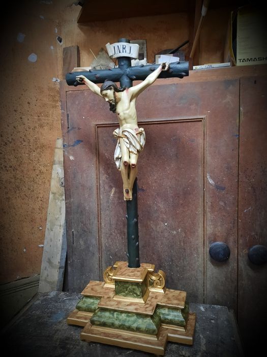 Crucifixo com base marmoreada