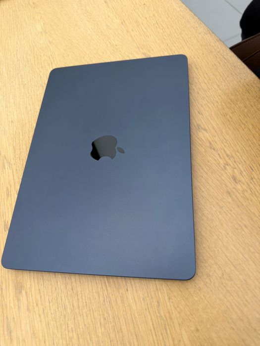 MacBook Air 2025 – como novo, com garantia até março 2026