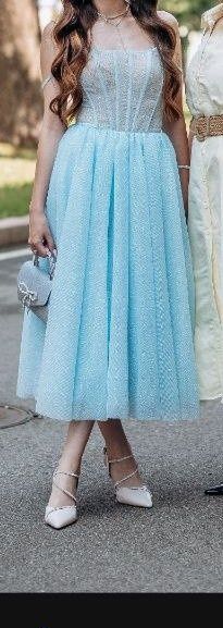 Блакитна випускна сукня