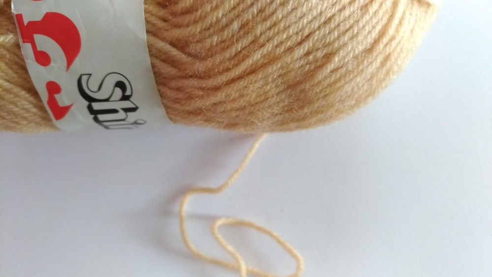 4 motki włóczki  55% akryl, 45% wełna