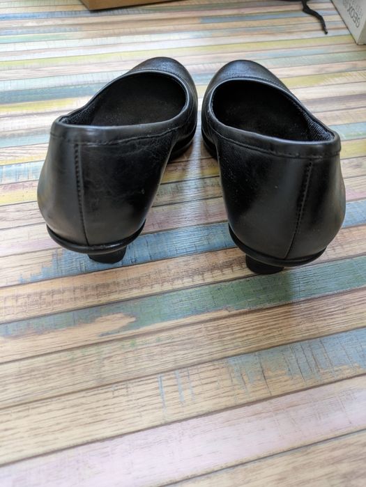 Шкіряні балетки Crocs 38