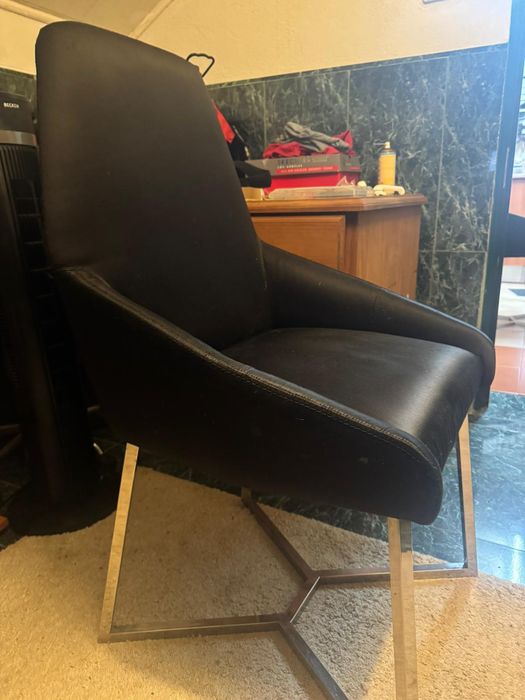 6 Cadeiras preta de metal