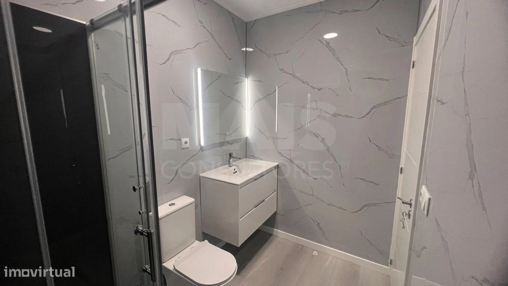 T2 Remodelado com Varanda em Oeiras