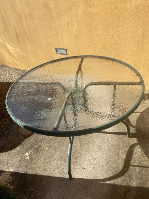 Mesa redonda de vidro com buraco para chapéu