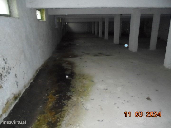 Armazém com 400 m2 junto ao Pingo Doce da Guarda Gare