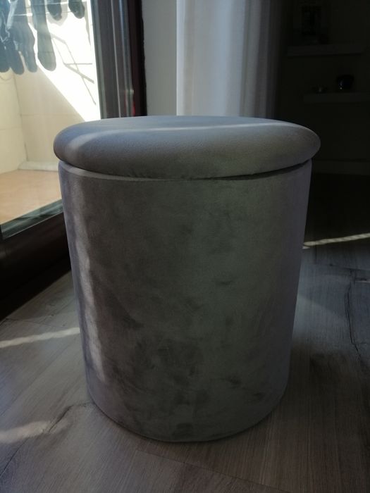 Puffs cinzentos decorativos