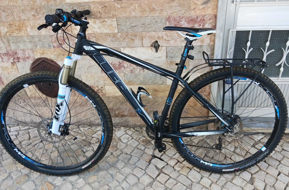 Bicicleta Cube LTD 29, suspensão dianteira FOX