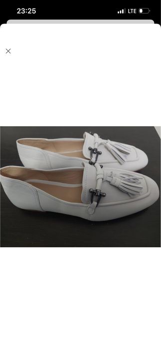 Білі жіночі лофери бренду Clarks