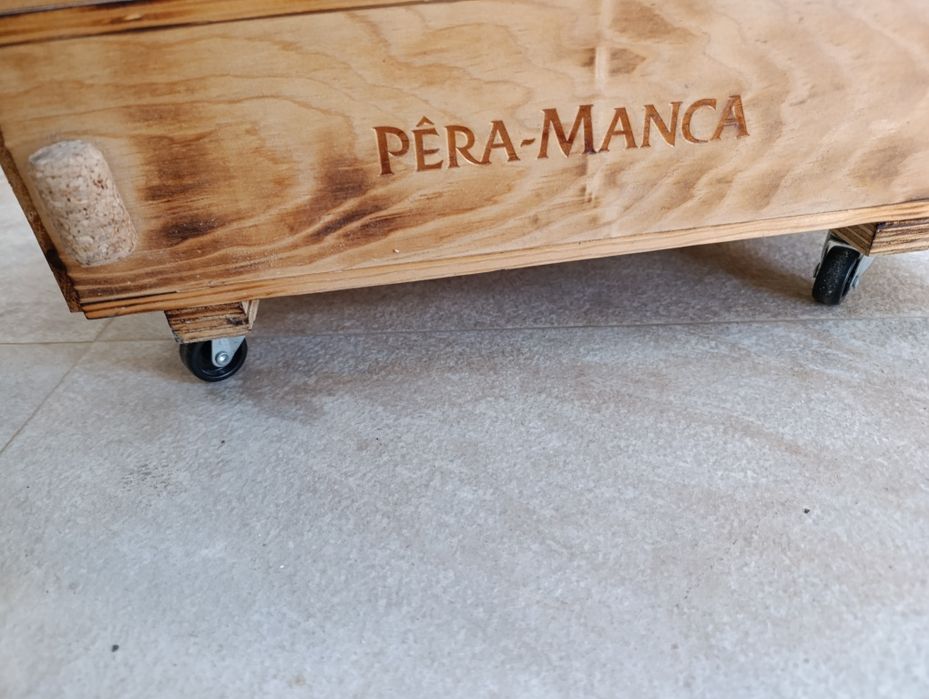Mini sapateira ou mesa de apoio, feita de caixas de vinho