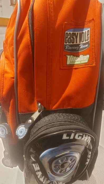 MCQueen Ttroley e cadernos.