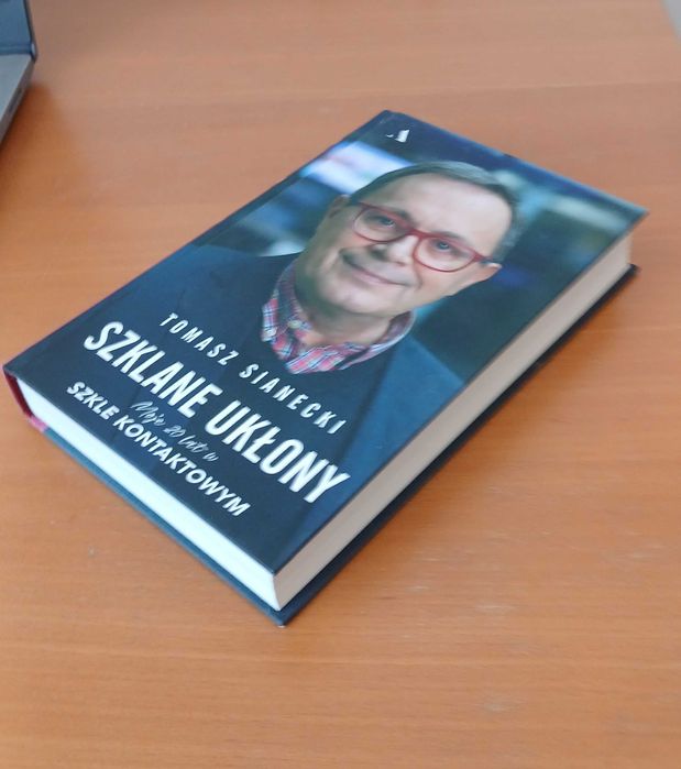 Książka "Szklane ukłony" Tomasza Sianeckiego