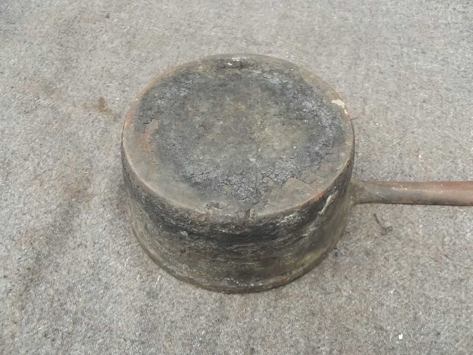 Stary rondelek żeliwny