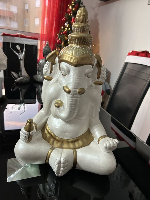 Buds elefante branco e dourado