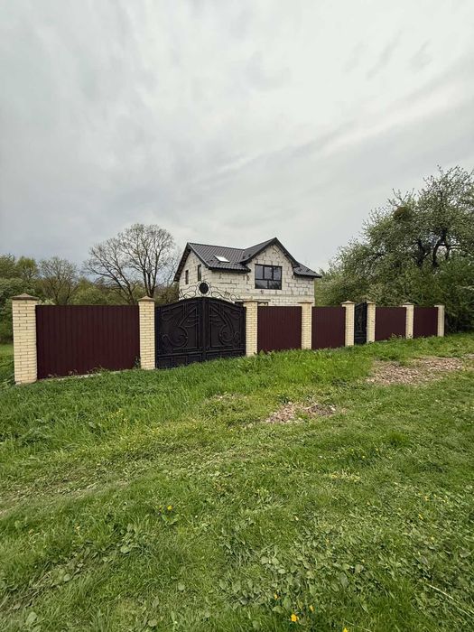 Продаж будинку в м.Самбір, село Ваньковичі. (25 сот.)ОГОРОДЖЕНИЙ.
