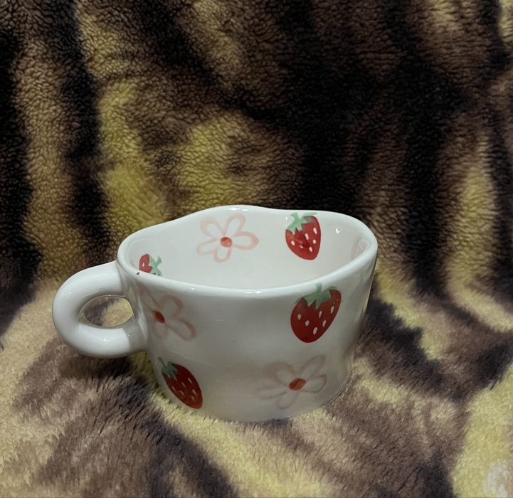 Mały kubek ze wzorem truskawek
