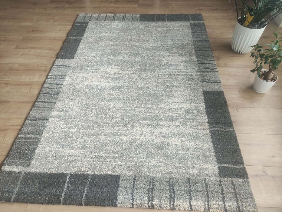 Duży dywan w odcieniach szarości