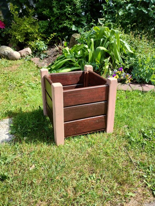 Donica ogrodowa drewniana ozdobna na wkład