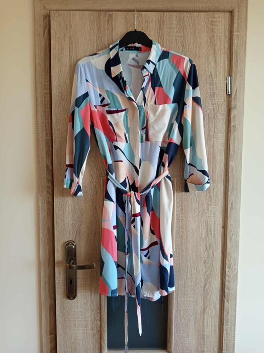 Sukienka w geometryczne wzory z paskiem szmizjerka Mohito koszulowa M