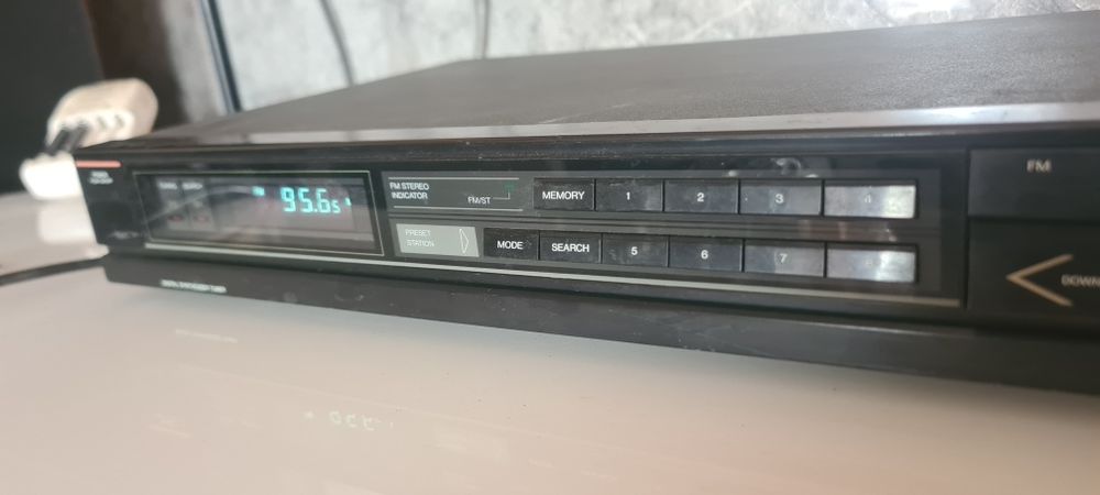 Universum Digital Synthesizer Tuner – klasyczny tuner stereo